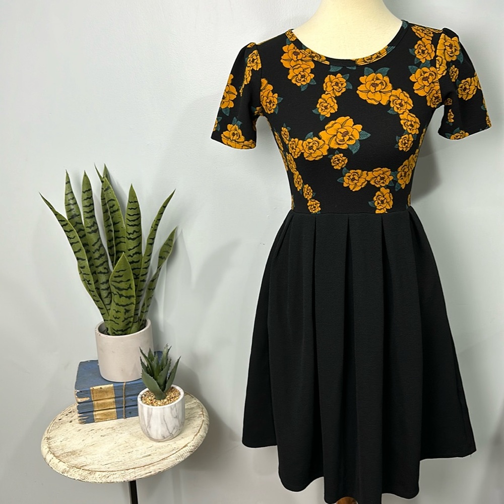 LulaRoe Amelia Floral With Solid Skirt Dress Size XS